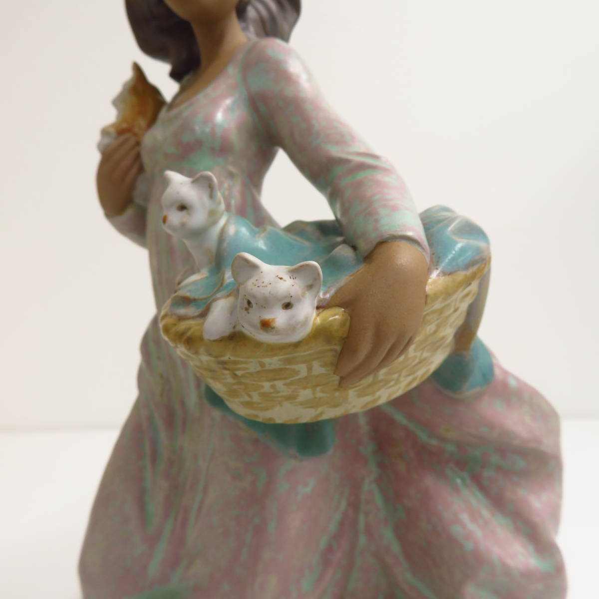 西洋アンティーク作品 LLADRO 猫を持つ女性 リヤドロ フィギュリン No.2324 陶器人形 細密彫刻 骨董品 古美術品 高さ29.8cm_画像7