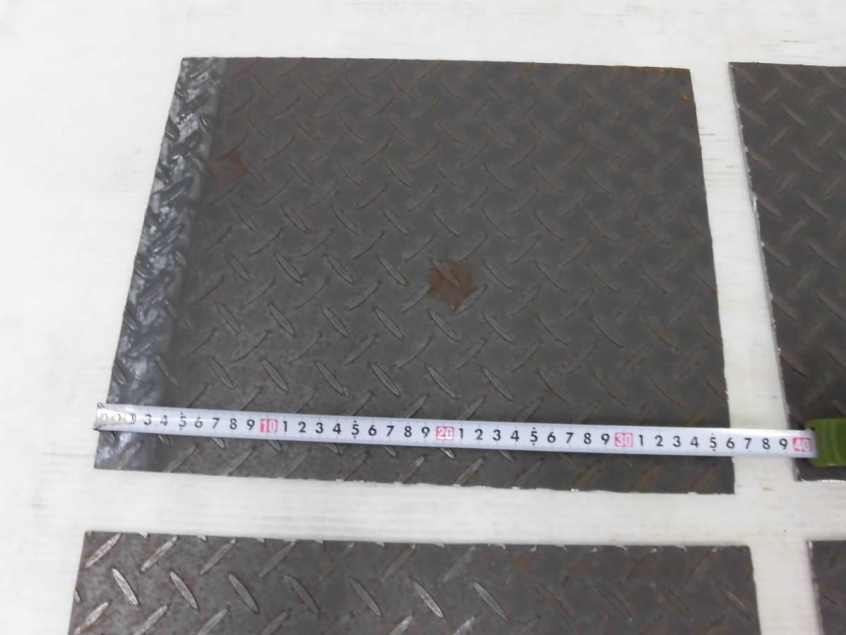 縞板 鉄板 板厚3.2mm 290mm x365mm 4枚 切材 中古品 切板 溶接材 側溝蓋 Bの画像4