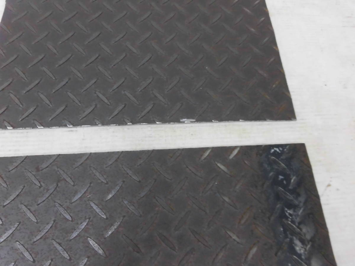 縞板 鉄板 板厚3.2mm 290mm x365mm 4枚 切材 中古品 切板 溶接材 側溝蓋 Bの画像2