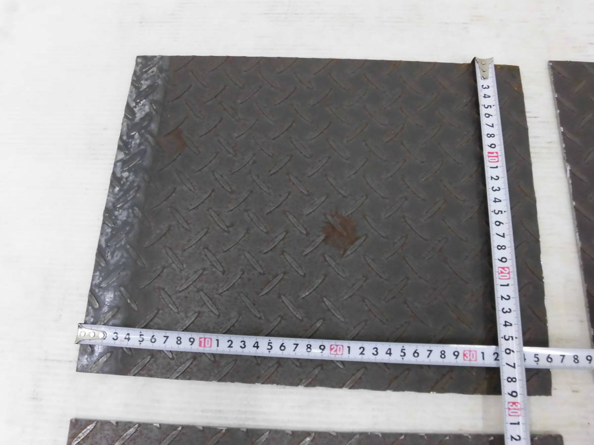 縞板 鉄板 板厚3.2mm 290mm x365mm 4枚 切材 中古品 切板 溶接材 側溝蓋 Bの画像5