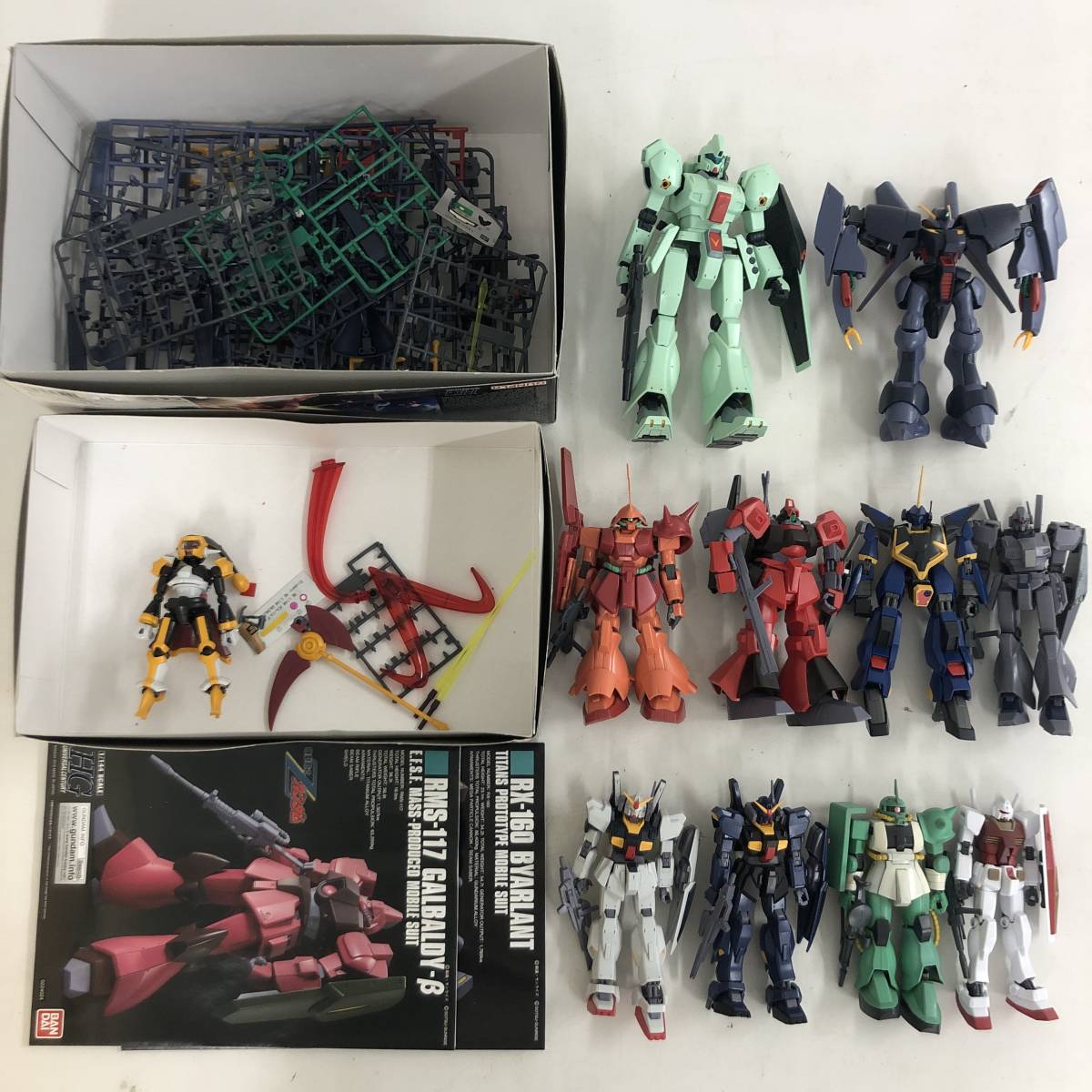 【1円～】ジャンク 組み立て済み ガンプラ プラモデル + 余りパーツ ランナー 説明書 など まとめ売り ※状態未確認【ジャンク品】_画像1