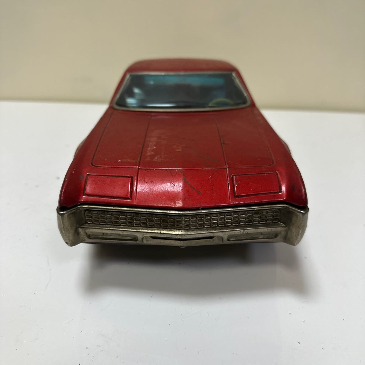 A180 昭和レトロ　当時物　アサヒ玩具　オモチャ　ブリキ　オールズモビルトロネード　TORONADO 赤　旧車_画像2