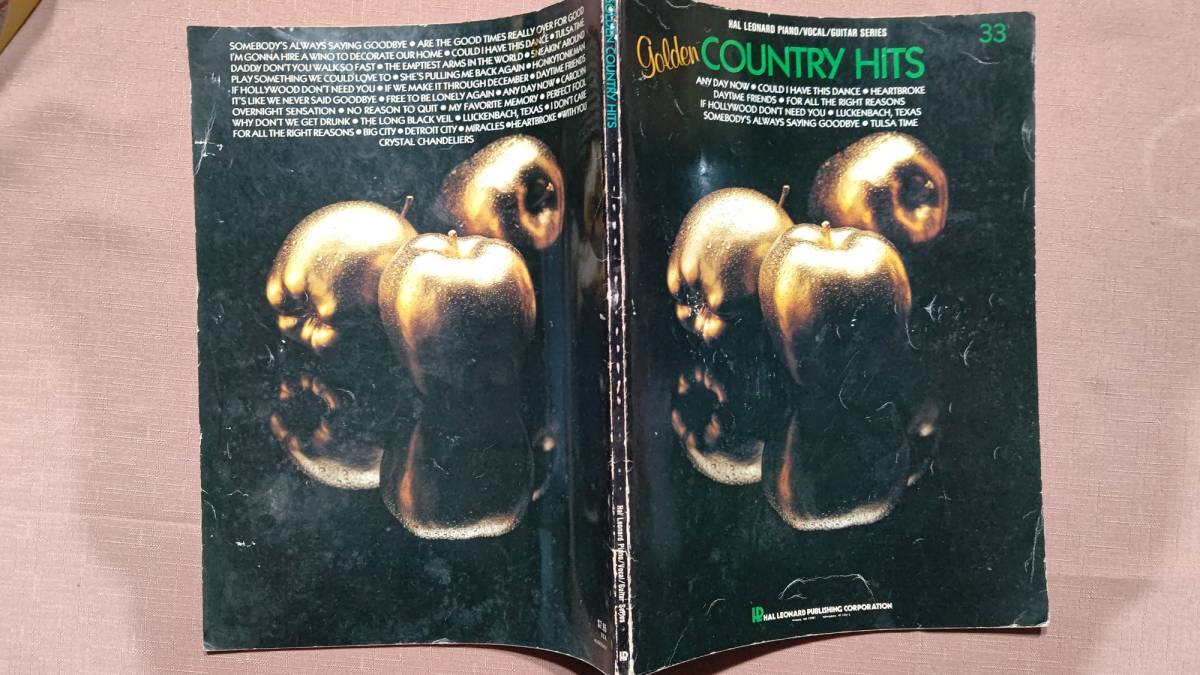 当時物 輸入洋書 楽譜 ピアノ・ヴォーカル・ギター カントリー ヒット 33曲 hal leonard golden country hits_画像1