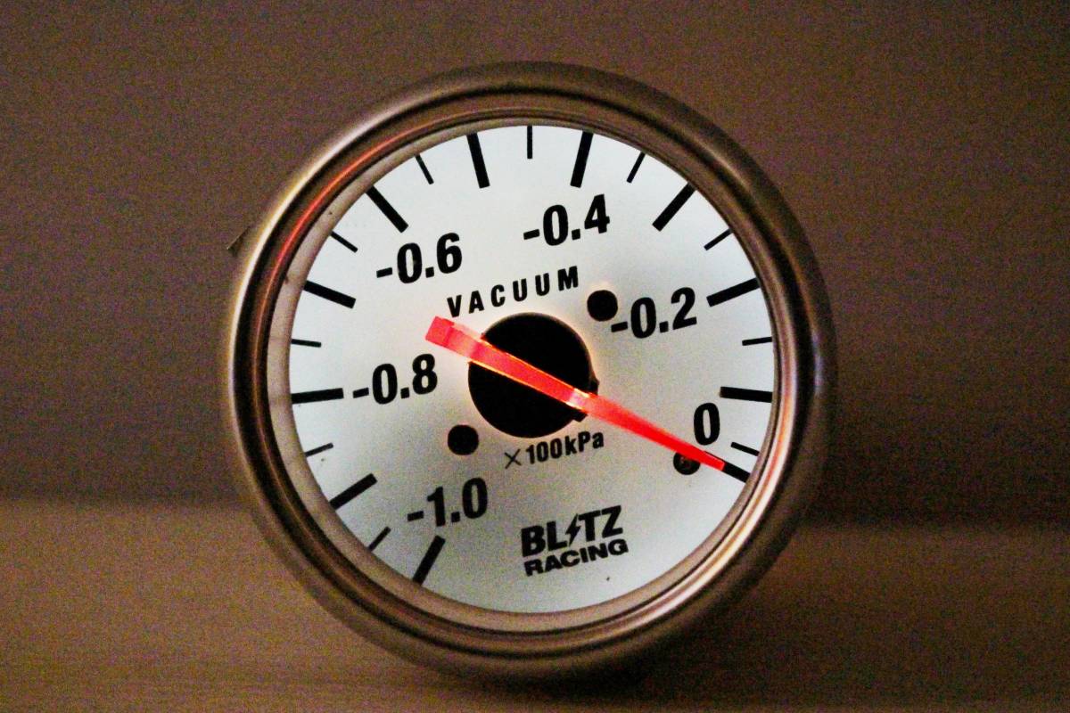 [送料520円～/当時物!!/動作OK!!] BLITZ RACING/ブリッツ レーシング バキューム計 52φ 機械式 ホワイト メーター NA車 インマニ 負圧計_※イルミネーション点灯確認です。
