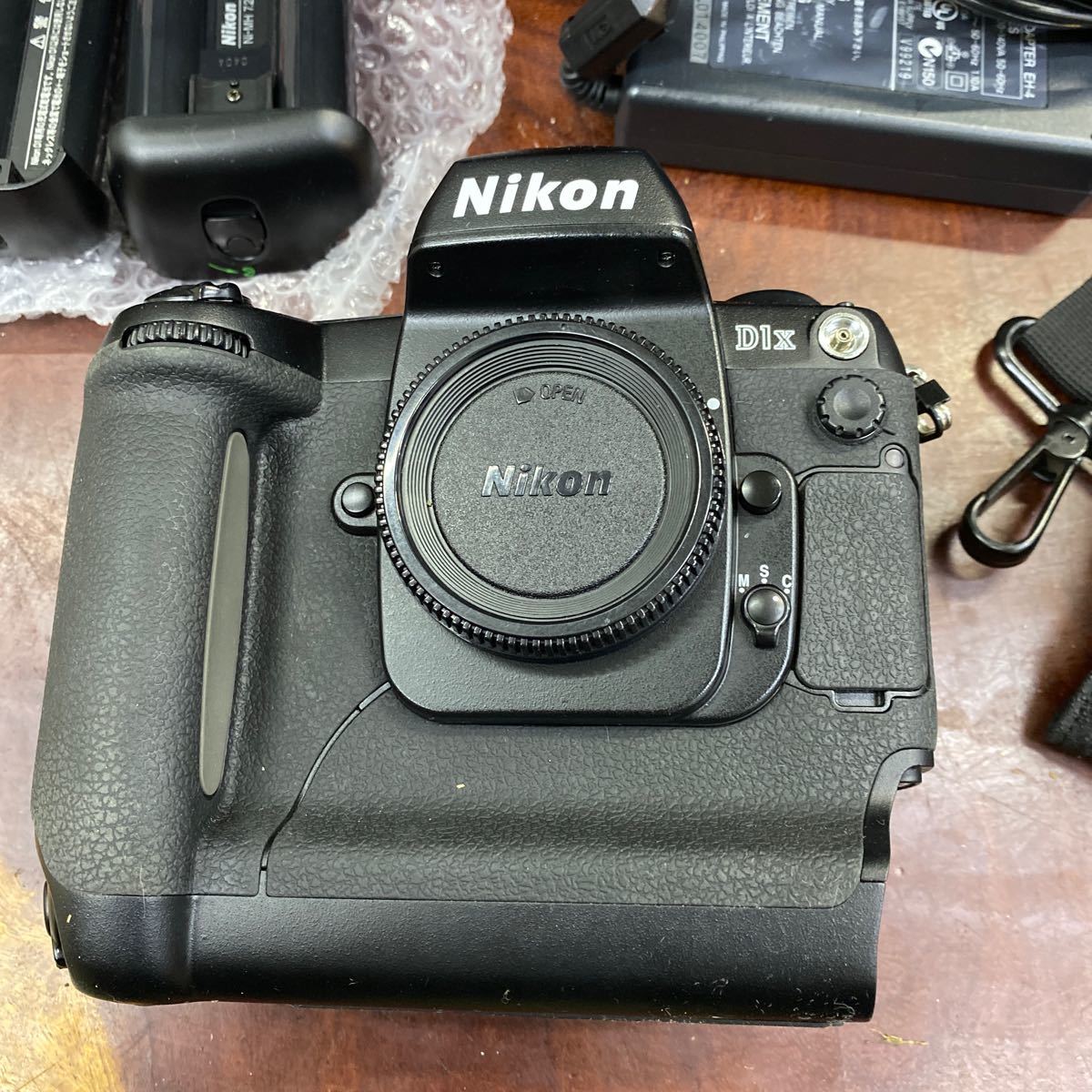 Nikon ニコン D1x 一眼レフデジタルカメラ NIKKOR /ボディ/バッテリー_画像2