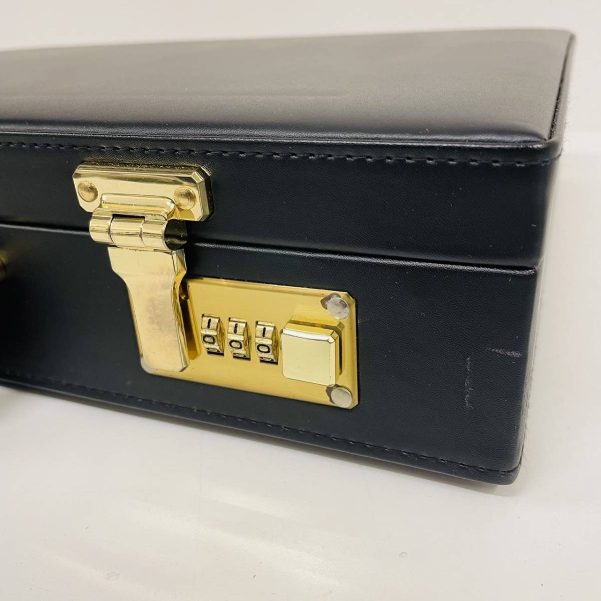 アタッシュケース　黒×ゴールド　ダイヤルロック式　ビジネスバッグ　ポケット付き　【9639-A】_画像2