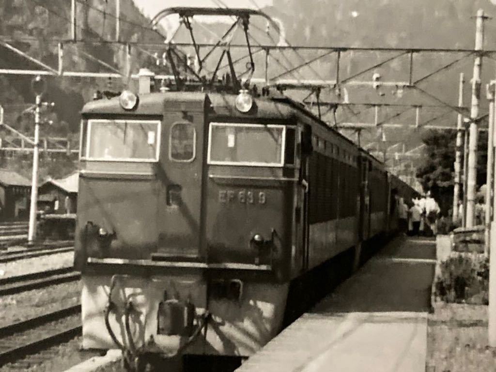 昭和鉄道写真：信越本線.横川駅のEF63 9。撮影時期不明。7.7×11.1㎝。_画像2