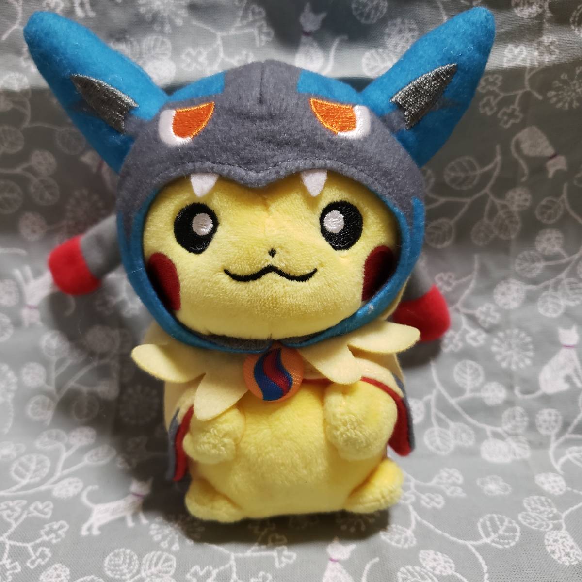 【廃盤品】ポケモンセンター限定　ポンチョを着たピカチュウ　メガルカリオ　マスコット_画像1