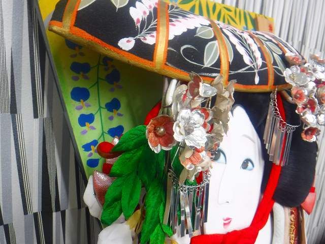 【E1101】 押絵羽子板 藤娘 花 伝統工芸 正月飾り お正月 彩色 レトロ _画像8