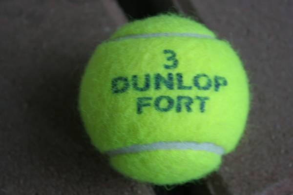 DUNLOP FORT 中古ボールｘ50個を梱包して　乱打練習に！子供の球出しに！　オマケあり！　＃３４_イメージ・ボールはオムニコートで使用