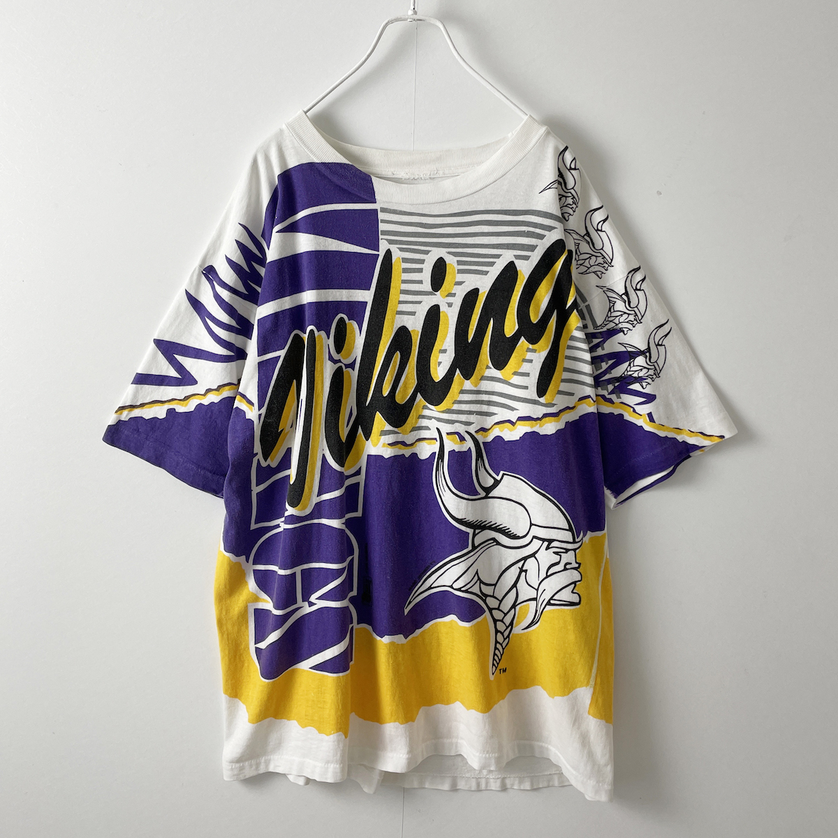 90s NFL Minnesota Vikings シングルステッチ 総柄 プリント 半袖 アメフト Tシャツ 白 ホワイト 紫 パープル 黄色 バイキングス メンズ XL_画像3