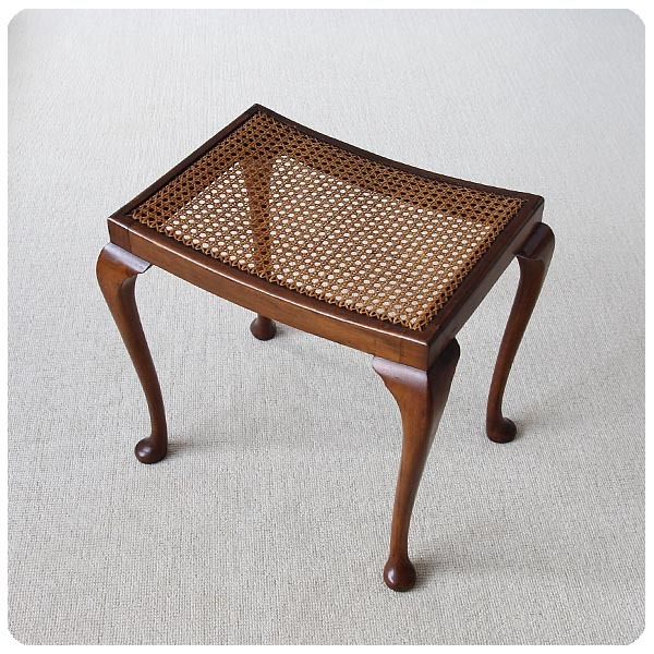 イギリス アンティーク 猫脚ケインシートスツール 木製椅子 家具「籐編み座面が素敵」V-863