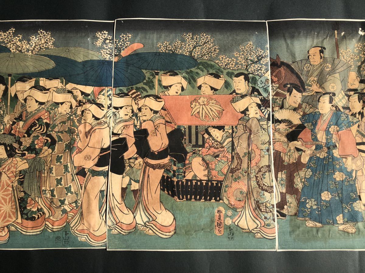 M1 木版画 三代 歌川豊国「鏡山行烈ノ図 三枚続 裏打有 真作 (検:役者絵 歌舞伎絵 美人版画 浮世絵 江戸 錦絵_画像1