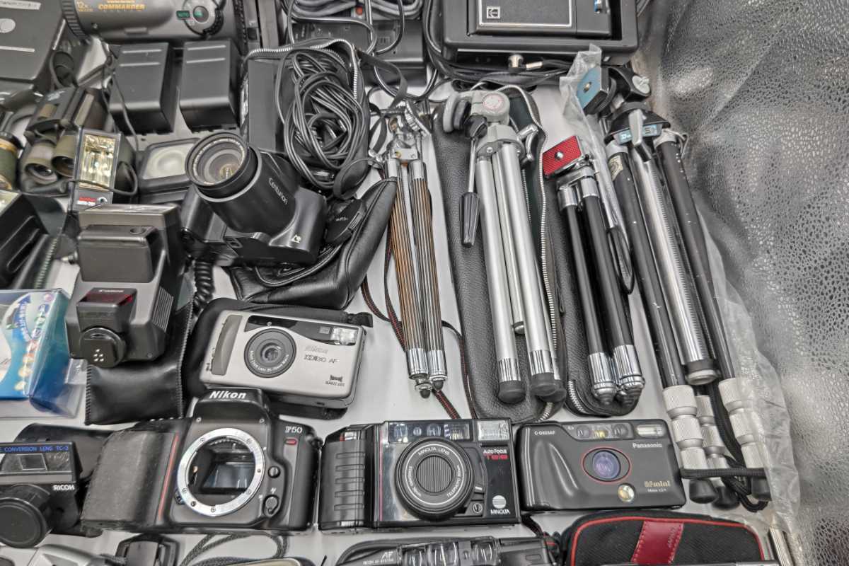 #7245A カメラおまとめ 大量 Nikon/Canon/OLYMPUS等 フイルムカメラ/デジカメ/レンズ/フラッシュ/三脚など色々 ジャンク品_画像7