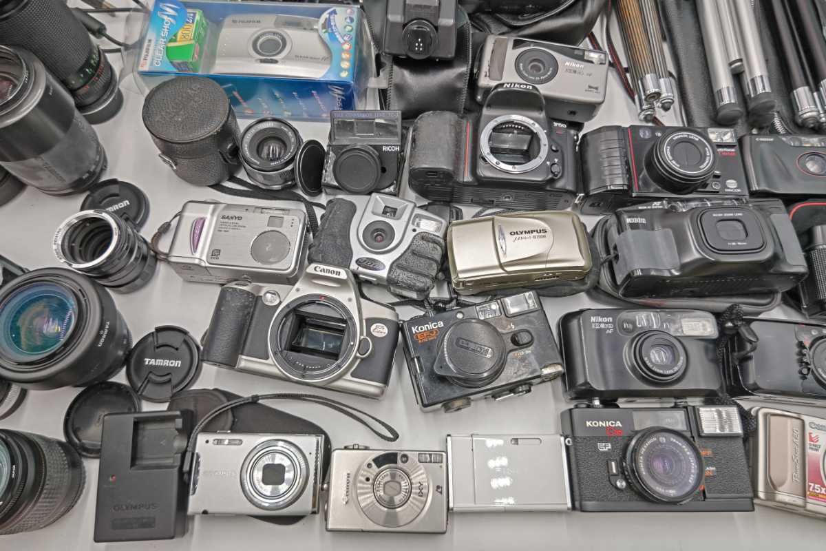 #7245A カメラおまとめ 大量 Nikon/Canon/OLYMPUS等 フイルムカメラ/デジカメ/レンズ/フラッシュ/三脚など色々 ジャンク品_画像3