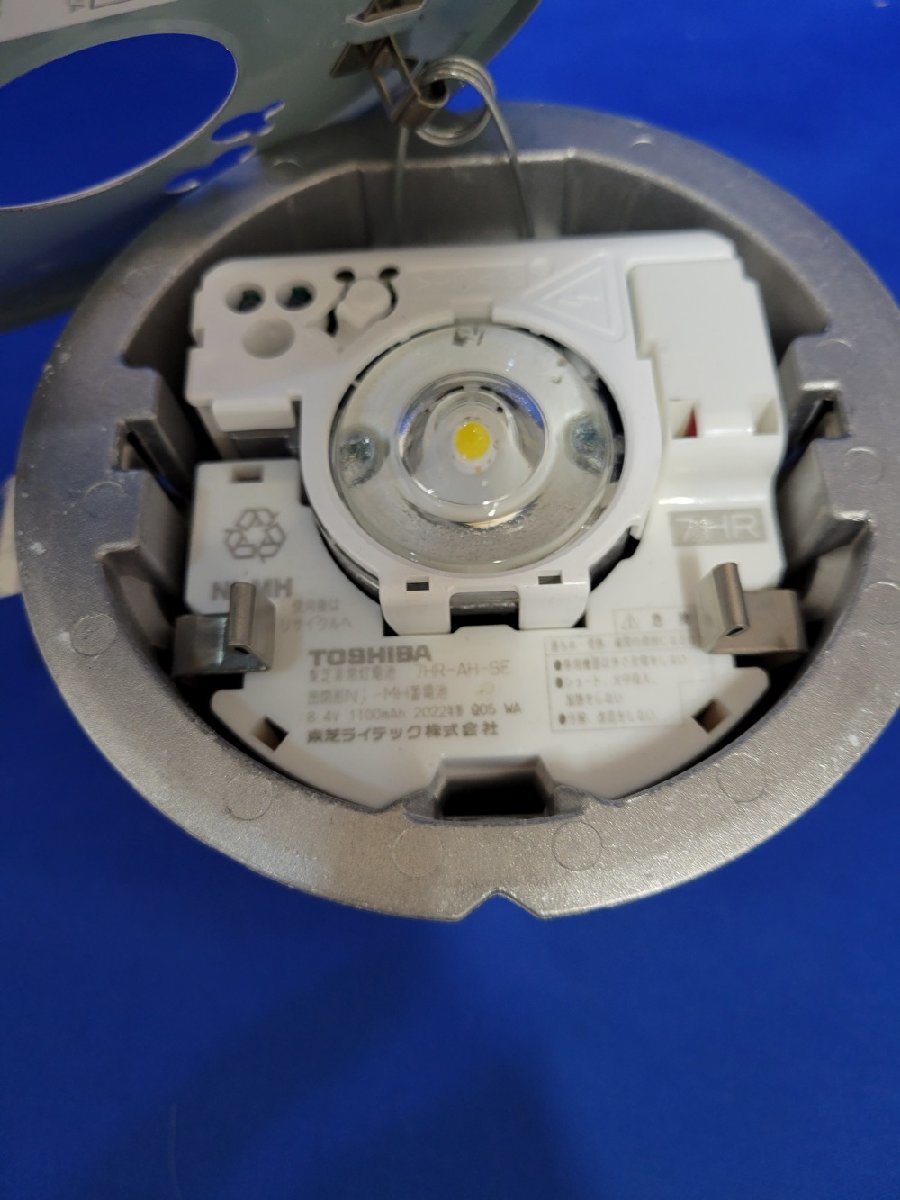 ■※中古品※ 東芝 LED非常照明器具 《LEDEM30221M》 中天井用 埋込形 φ100 昼白色 リモコン自己点検機能付 【訳アリ：取付品】_画像5