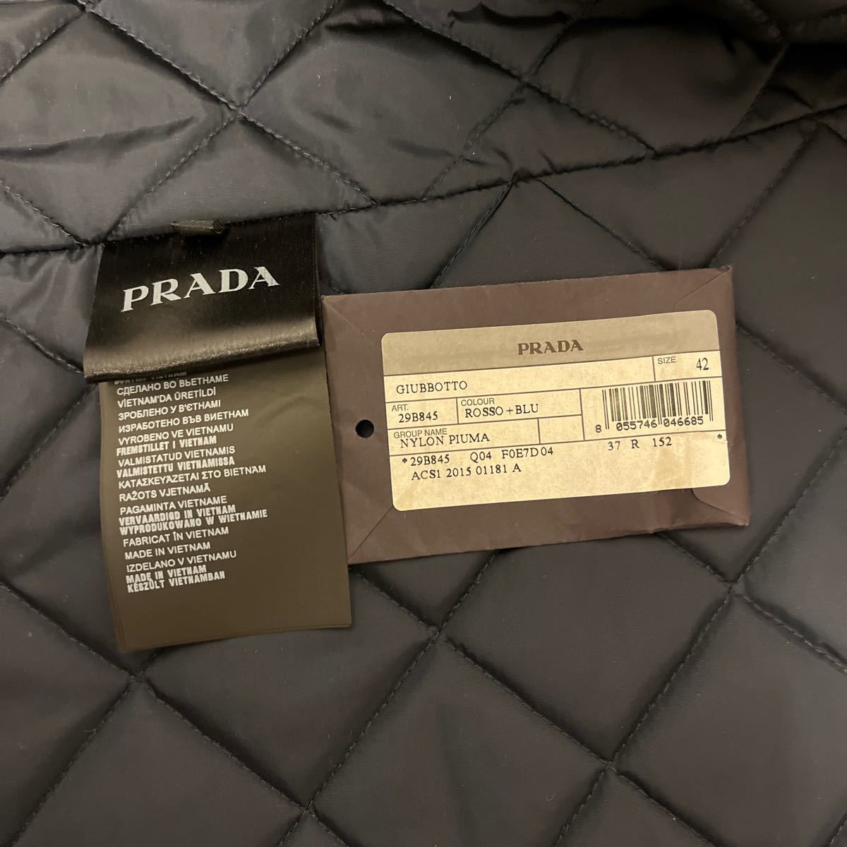 PRADA レディース　赤のナイロンジャケット　サイズ42 S〜Mサイズ_画像3