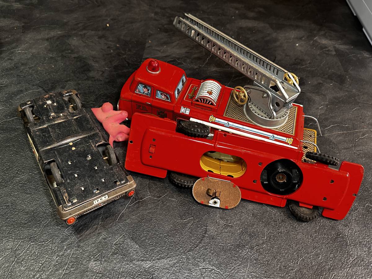 154B8●100 古いブリキのおもちゃ 玩具 アンティーク レトロ コレクション 消防車 車 ニャロメ ソフビ_画像8