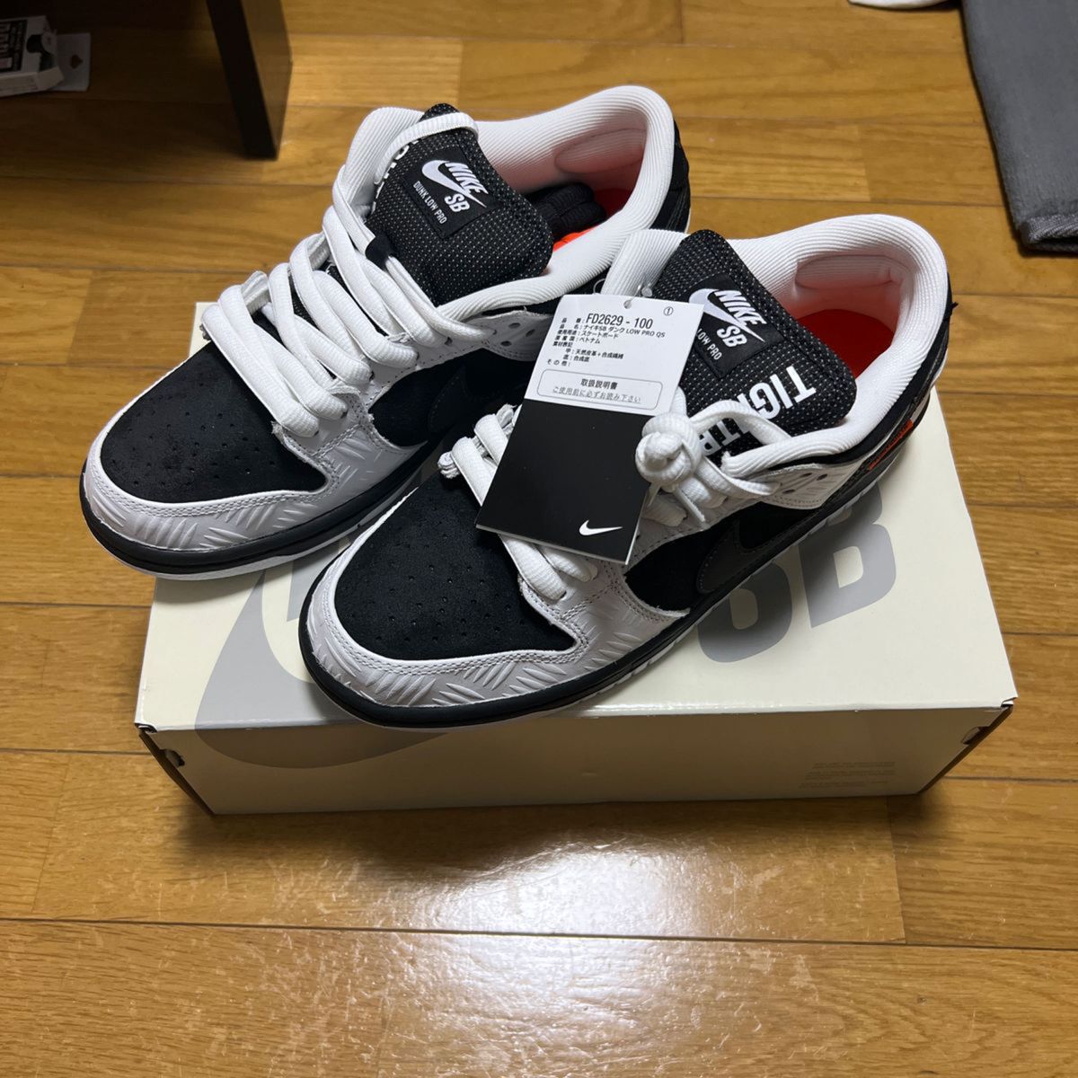 TIGHTBOOTH × SB DUNK LOW PRO "BLACK AND WHITE" FD2629-100 