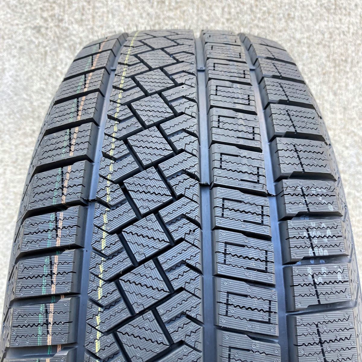 送料無料 新品 4本セット (ML0002.8) 195/60R17 90H PIRELLI ICE ZERO ASIMMETRICO 2023年製造 屋内保管 スタッドレス 195/60/17_画像2