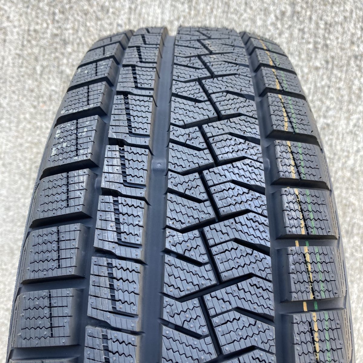 新品 4本セット (LL0014.8) 175/65R15 84Q PIRELLI ICE ASIMMETRICO Plus 冬タイヤ 2020年～ 175/65/15　スタッドレス_画像2