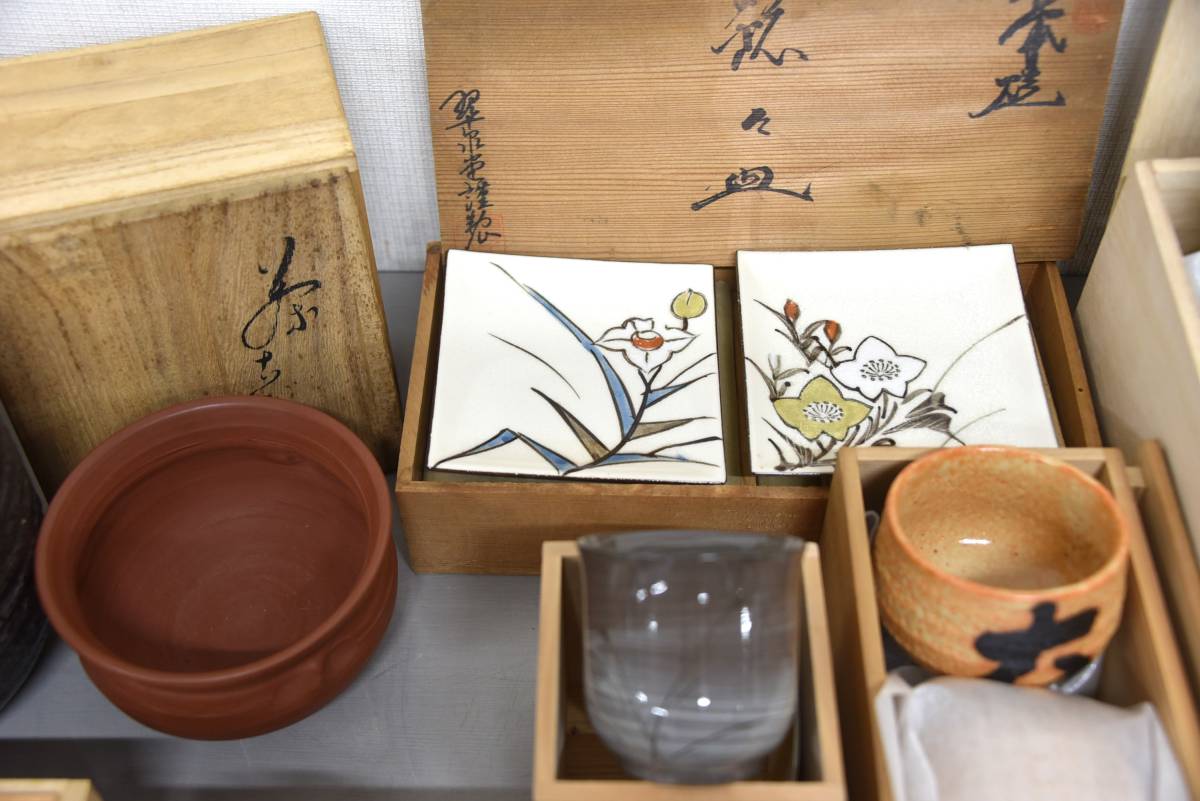 GY11-3 現状品 木箱入り茶道具などまとめ売り 50点 花瓶 急須 お猪口 小皿 茶道具 花道具 工芸品 伝統工芸 木箱・共箱付き 総重量11.62kg_画像4