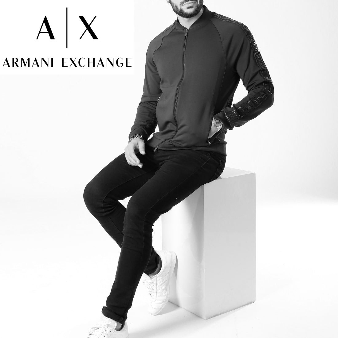 定番のジャージデザイン ARMANI EXCHANGE アルマーニエクスチェンジ XSサイズ タイトシルエット ブラック ロゴデザインの画像1