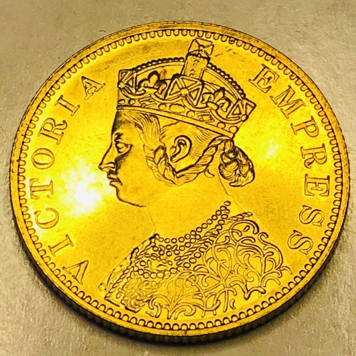 金貨 1879年　ヴィクトリア女王　10ルピー金貨　大英帝国の植民地　英領インド　美品　古銭　竜　_画像1