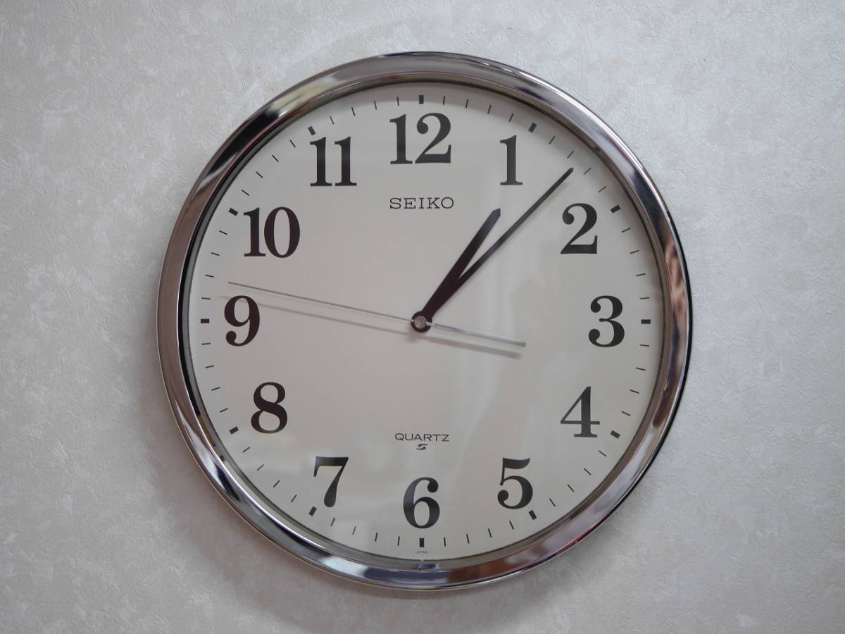 レトロ SEIKOSHA SEIKO QUARTZ セイコー 精工舎 日本製 電池式 掛け時計 丸時計 シンプル シルバー 直径35cm 学校 稼働品 電池付属の画像3