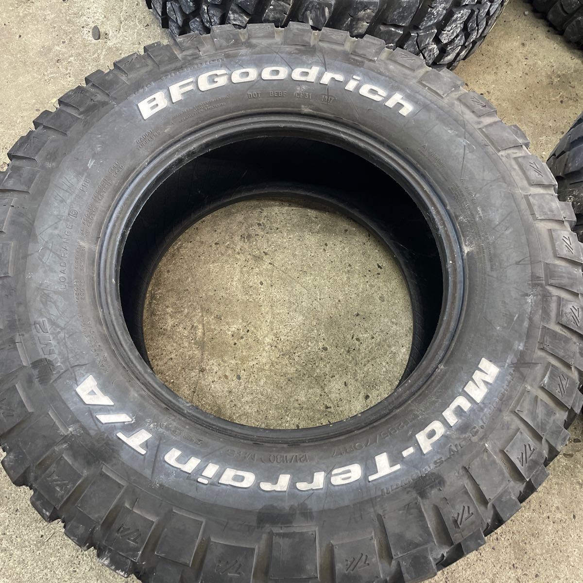 ☆ホワイトレター☆ BF Goodrich Mud Terrain T/A BF グッドリッチ 285/70R17 KM2 JL JK TJ YJ ラングラー ランクル プラド _画像9