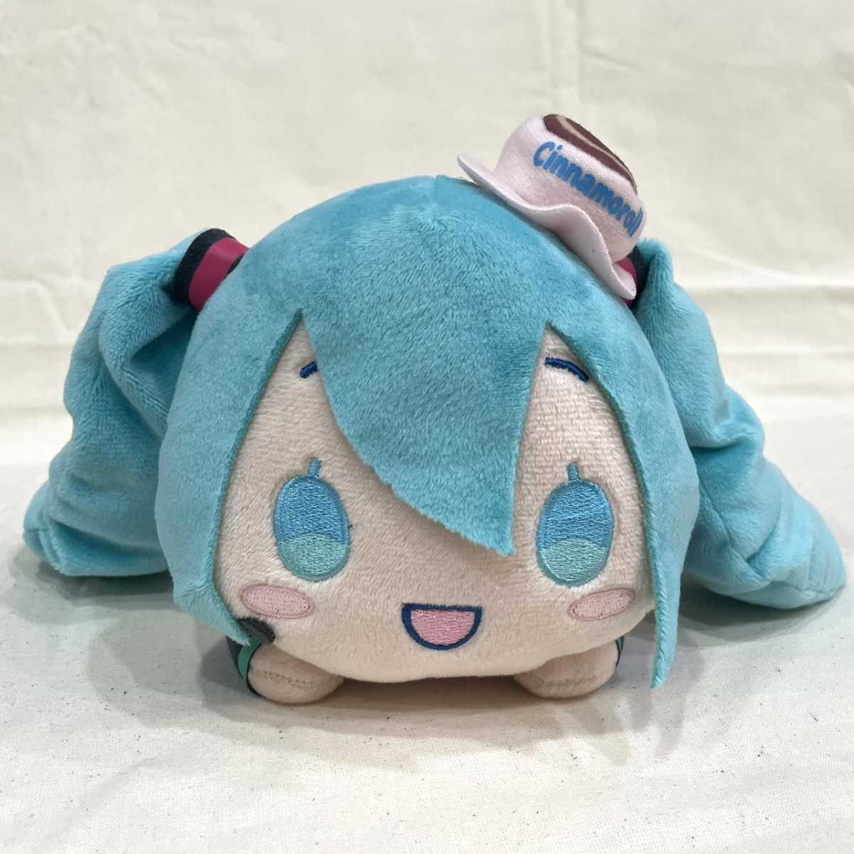 【初音ミク ツインテver.】初音ミク×シナモロール 寝そべりぬいぐるみ 単品 全長約20cm マスコット セガ タグ無し 美品 PW_画像2