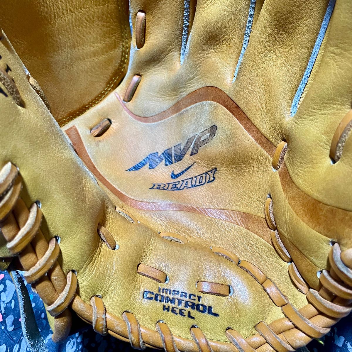 NIKE ナイキ READY MVP 軟式用 投手用 グローブ 金刺繍赤枠 NIKE ナイキ READY MVP 軟式用 投手用 グローブ 金刺繍赤枠