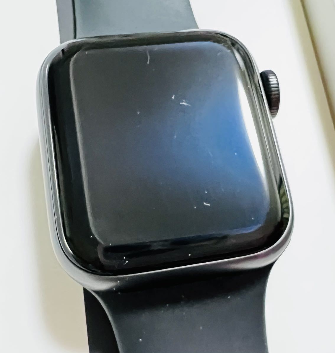 【中古品】Apple Watch SE GPSモデル 40mm MYDP2J/A ブラックスポーツバンド_画像3