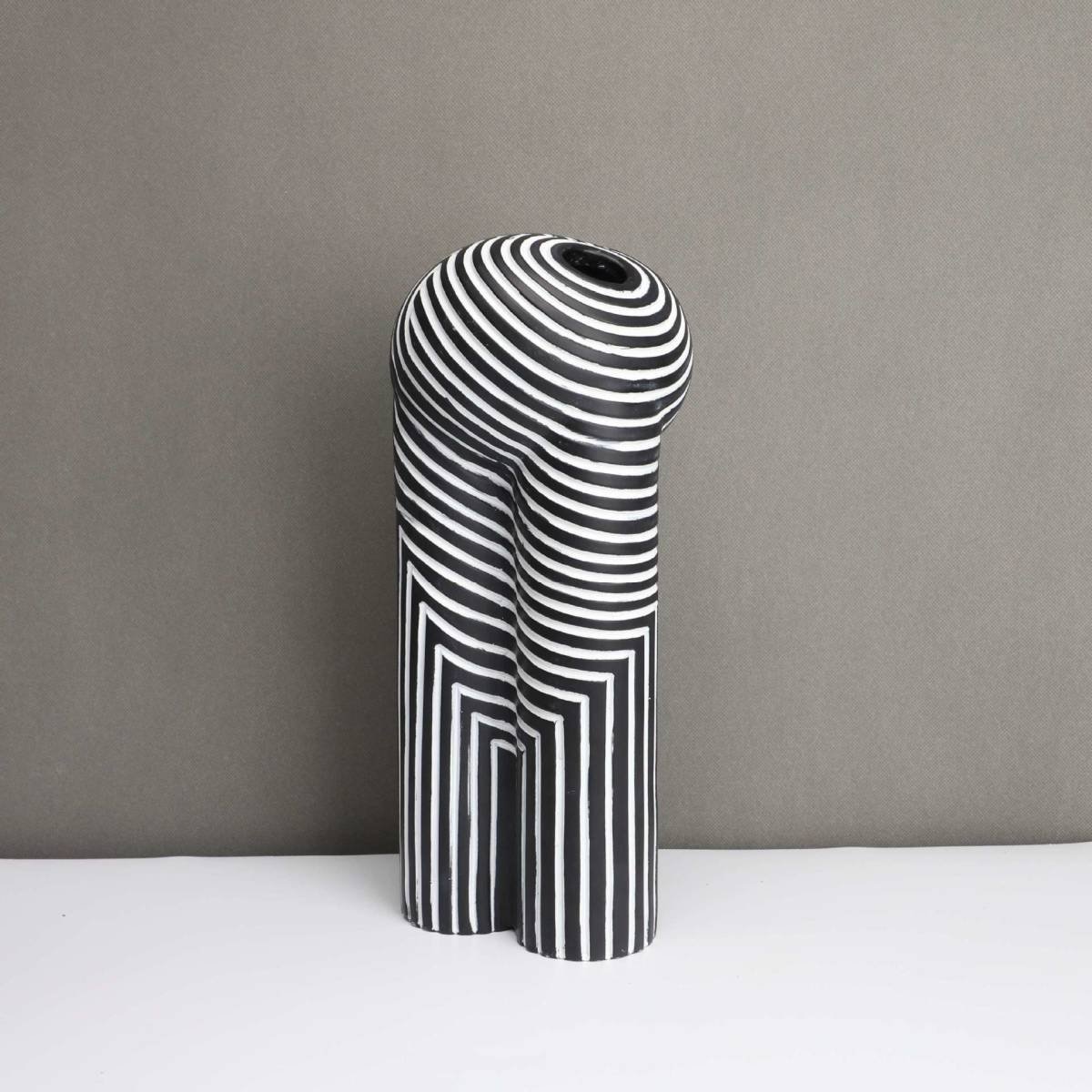 ヨーロピアンスタイルの花瓶 クリエイティブな白黒の縞模様 花器 モダン フラワーベース ブラック ホワイト ストライプ 2サイズ_画像5