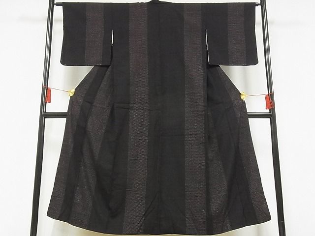 平和屋-こころ店■上質な紬 縮織 亀甲絣 黒地 着丈148.5cm 裄丈62.5cm 正絹 逸品 B-zg7233の画像2