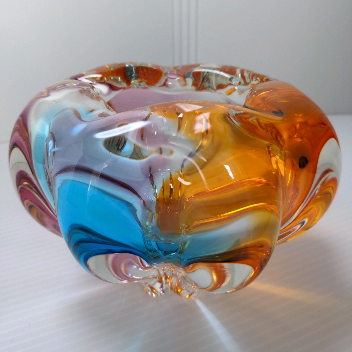 ビィンテージ ガラス 灰皿 レトロ　アンティーク インテリア 小物 ビンテージ　高さ約11cm 最大幅約16cm 美しい色合い　紫　オレンジ 水色_画像3