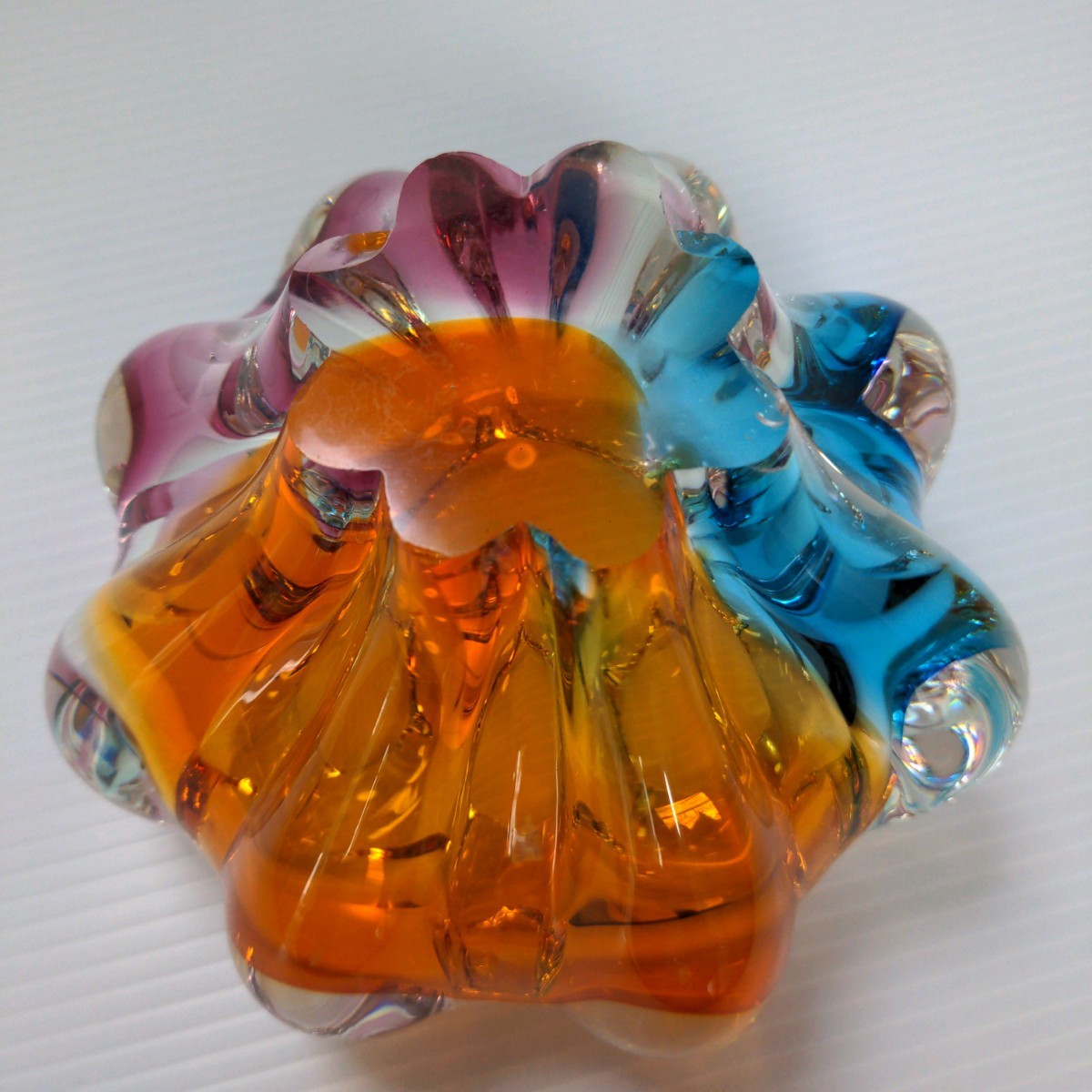 ビィンテージ ガラス 灰皿 レトロ　アンティーク インテリア 小物 ビンテージ　高さ約11cm 最大幅約16cm 美しい色合い　紫　オレンジ 水色_画像7