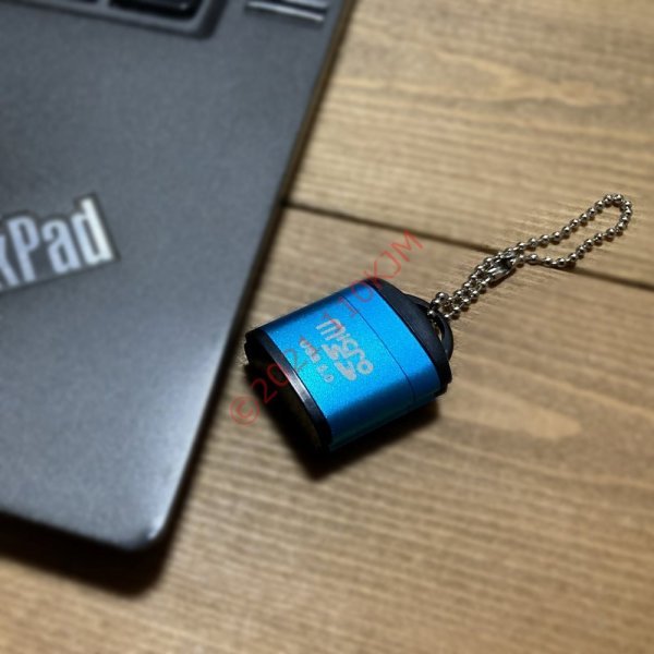 【送料63円～】 新品 青 小型 金属ケース メモリーカードリーダ microSDXC USB2.0の画像3
