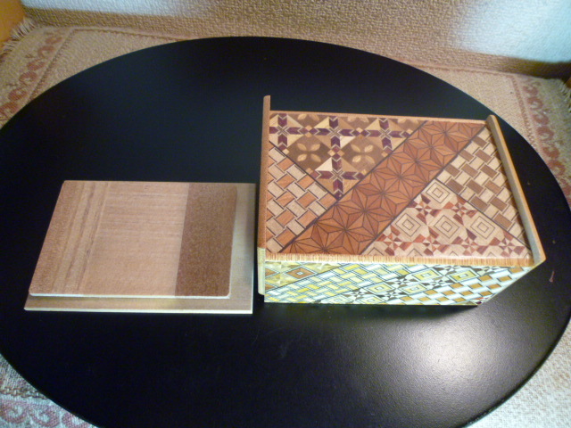 箱根寄木細工 伝統的工芸品 からくり秘密箱 ４回仕掛け　新品同様・展示品_裏面です。