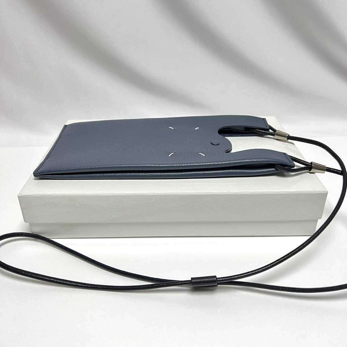 新品 メゾンマルジェラ 4ステッチ スマートフォン ホルダー 新品 メゾンマルジェラ 4ステッチ スマートフォン ホルダー