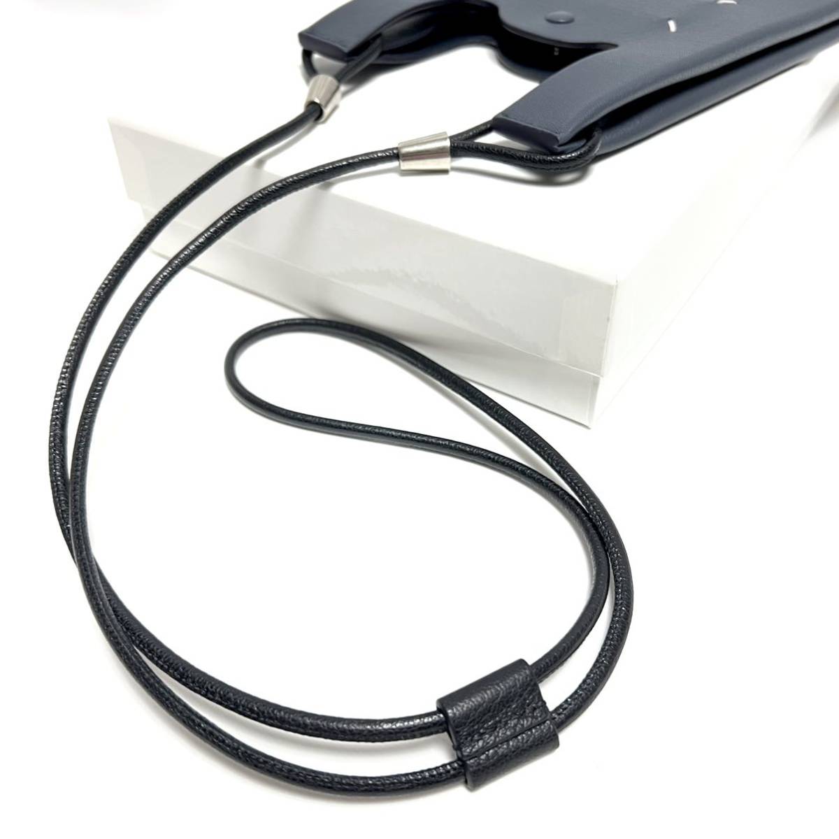 新品 メゾンマルジェラ 4ステッチ スマートフォン ホルダー 新品 メゾンマルジェラ 4ステッチ スマートフォン ホルダー