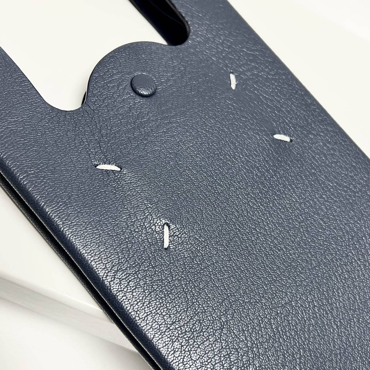 新品 メゾンマルジェラ 4ステッチ スマートフォン ホルダー 新品 メゾンマルジェラ 4ステッチ スマートフォン ホルダー
