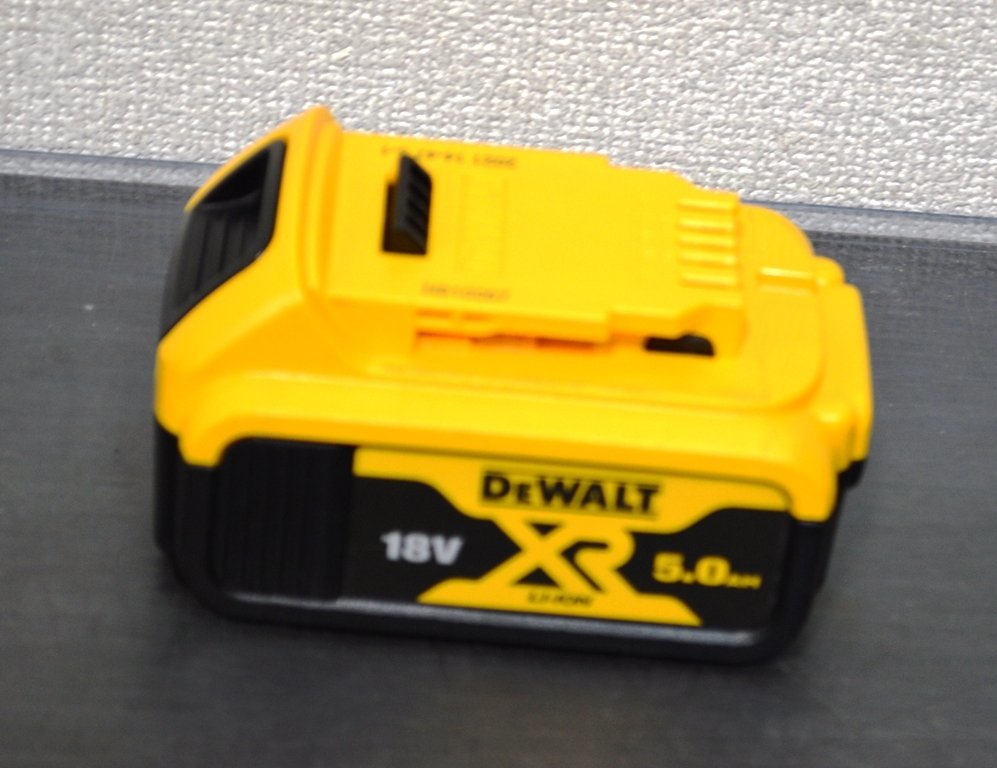 【DEWALT】ブラシレスインパクトドライバー/DCF80(5.0AH)///【本体+バッテリのみ】//中古品//動作確認済み デウォルト(菅2106YO)_画像4