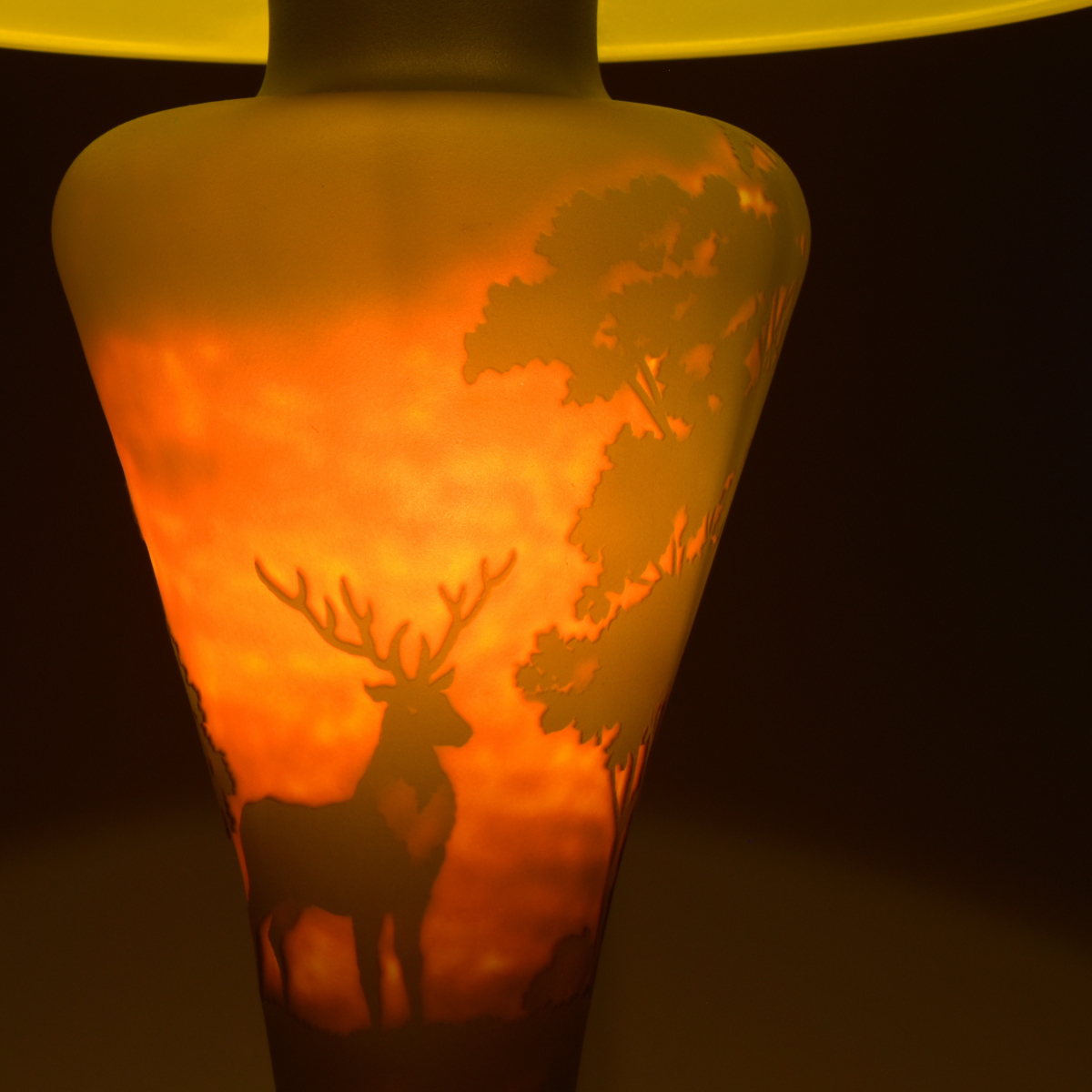 【趣楽】 希少　硝子工芸界の名工　黒木国昭作　浮き彫り灯　日本の自然　「鹿と風景」　高さ５８ｃｍ　共箱　ランプ　本物保証　Ｑ1961_画像9