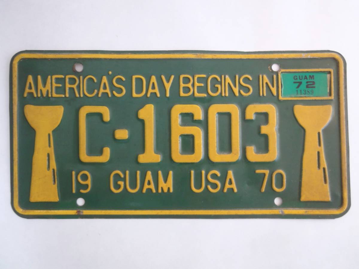 インテリアプレート AMERICA'S DAY BEGINS IN 72 C-1603 19 GUAM USA 70 ナンバープレート ブリキ アメリカ雑貨　古品_画像1