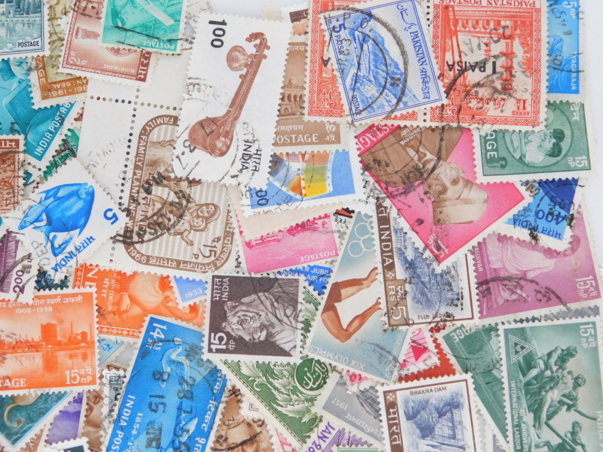 海外切手　中東 １００枚　中・大型切手が中心 記念切手　使用済切手 外国切手 コラージュ 紙もの おすそ分けに_画像9