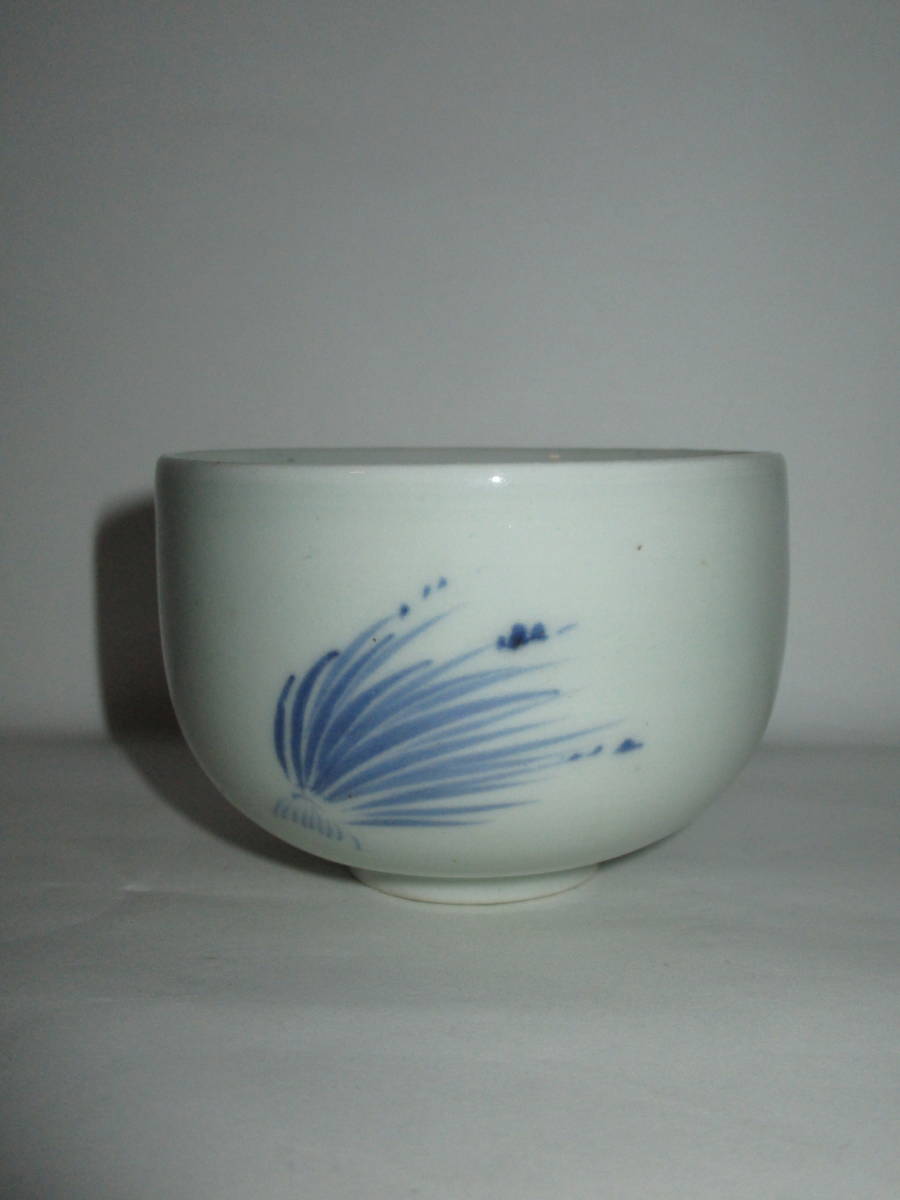 [ Edo era guarantee ] old Imari blue and white ceramics koro tea cup ( sake cup ) 1 customer ( height 5.7.) ( crane ...) * tea utensils . sake cup and bottle . collection .*