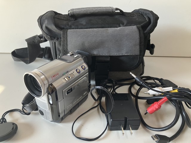 Eu931◆Victor ビクター◆デジタルビデオカメラ MiniDV GR-DZ7 本体 2004年製 シルバー レンズ アダプター バッテリー ポーチ 通電OK_画像1