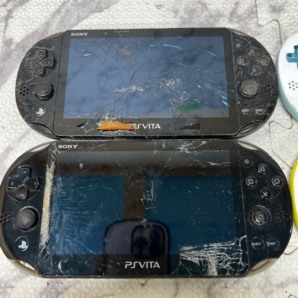 MYG-675 激安 ゲー厶機 本体 SONY PS VITA PCH-2000 動作未確認 4点 まとめ売り ジャンク 同梱不可_画像2