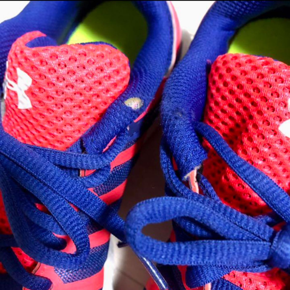 アンダーアーマー　ランニングシューズ　スニーカー nike adidas ウォーキング　ジム　スポーツ　運動靴　デサント　24.5
